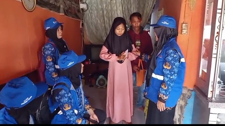 Petugas gabungan mendampingi dua ibu hamil berisiko tinggi saat proses rujukan ke RSUD Brebes di Kecamatan Tanjung, Kabupaten Brebes, Jumat (18/4/2026). Foto: kiriman warga