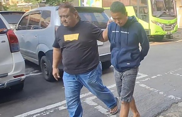 M Ilham (28), pelaku pencurian empat ekor sapi milik majikannya di Desa Bandungsari, Kecamatan Banjarharjo, Kabupaten Brebes, diamankan anggota Resmob Satreskrim Polres Brebes. Foto: Ist