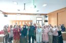 Kepala Puskesmas Tanjung, Hero Irawan (tengah), berfoto bersama peserta usai kegiatan penyuluhan Tuberkulosis (TBC) anak dalam rangka peringatan Hari Kartini di Aula Puskesmas Tanjung, Brebes, Selasa (21/4/2026). Foto: doc humas Puskes Tanjung