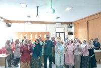 Kepala Puskesmas Tanjung, Hero Irawan (tengah), berfoto bersama peserta usai kegiatan penyuluhan Tuberkulosis (TBC) anak dalam rangka peringatan Hari Kartini di Aula Puskesmas Tanjung, Brebes, Selasa (21/4/2026). Foto: doc humas Puskes Tanjung