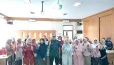 Kepala Puskesmas Tanjung, Hero Irawan (tengah), berfoto bersama peserta usai kegiatan penyuluhan Tuberkulosis (TBC) anak dalam rangka peringatan Hari Kartini di Aula Puskesmas Tanjung, Brebes, Selasa (21/4/2026). Foto: doc humas Puskes Tanjung