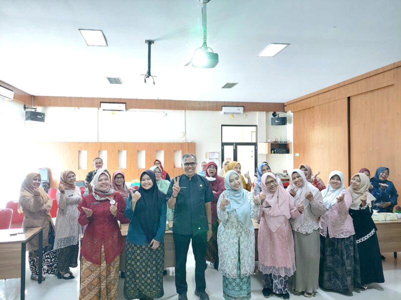 Kepala Puskesmas Tanjung, Hero Irawan (tengah), berfoto bersama peserta usai kegiatan penyuluhan Tuberkulosis (TBC) anak dalam rangka peringatan Hari Kartini di Aula Puskesmas Tanjung, Brebes, Selasa (21/4/2026). Foto: doc humas Puskes Tanjung