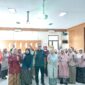 Kepala Puskesmas Tanjung, Hero Irawan (tengah), berfoto bersama peserta usai kegiatan penyuluhan Tuberkulosis (TBC) anak dalam rangka peringatan Hari Kartini di Aula Puskesmas Tanjung, Brebes, Selasa (21/4/2026). Foto: doc humas Puskes Tanjung