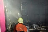 Petugas pemadam kebakaran memadamkan api yang melalap toko pakaian Nonok Kids di Limbangan Kulon, Brebes,Jumat malam (10/4/2026). Foto: kiriman warga