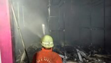 Petugas pemadam kebakaran memadamkan api yang melalap toko pakaian Nonok Kids di Limbangan Kulon, Brebes,Jumat malam (10/4/2026). Foto: kiriman warga