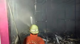 Petugas pemadam kebakaran memadamkan api yang melalap toko pakaian Nonok Kids di Limbangan Kulon, Brebes,Jumat malam (10/4/2026). Foto: kiriman warga