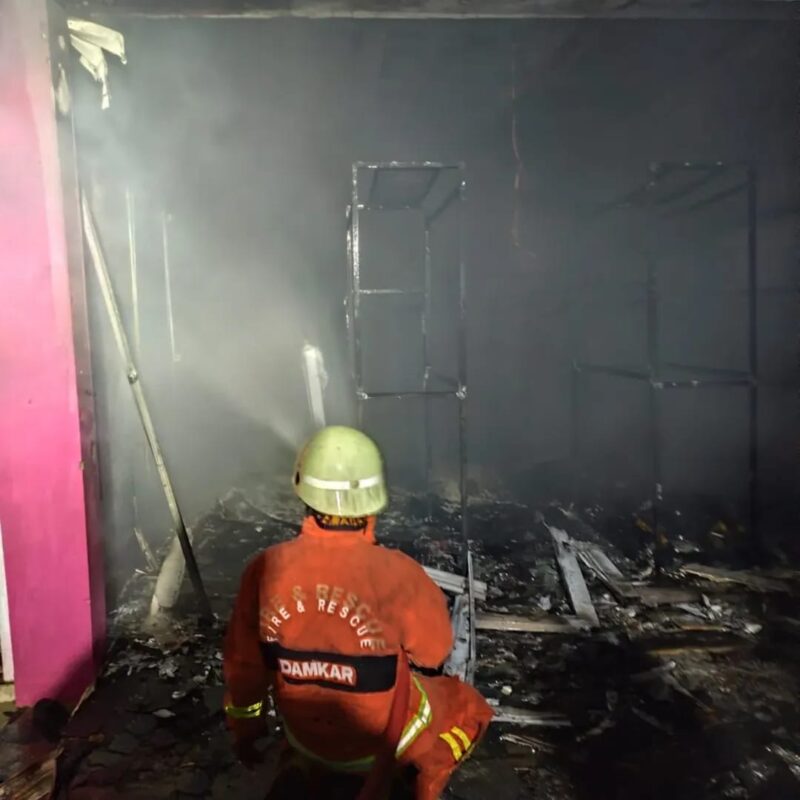 Petugas pemadam kebakaran memadamkan api yang melalap toko pakaian Nonok Kids di Limbangan Kulon, Brebes,Jumat malam (10/4/2026). Foto: kiriman warga