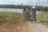 Warga Desa Randusanga Kulon mengurug area Pemakaman Kibuyut Kerti yang kerap terendam rob secara swadaya, Brebes, Selasa (7/4/2026). Foto: kiriman warga