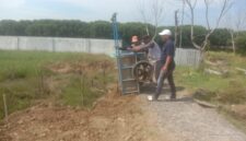 Warga Desa Randusanga Kulon mengurug area Pemakaman Kibuyut Kerti yang kerap terendam rob secara swadaya, Brebes, Selasa (7/4/2026). Foto: kiriman warga