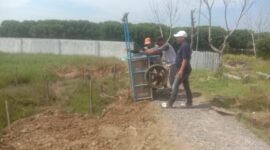 Warga Desa Randusanga Kulon mengurug area Pemakaman Kibuyut Kerti yang kerap terendam rob secara swadaya, Brebes, Selasa (7/4/2026). Foto: kiriman warga