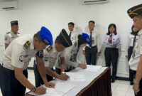 Petugas Lapas Brebes menandatangani ikrar deklarasi zero handphone, pungutan liar, dan narkoba (halinar) di Aula Dr. Sahardjo Lapas Brebes, Selasa (21/4/2026). Foto: doc humas