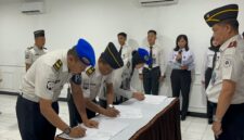 Petugas Lapas Brebes menandatangani ikrar deklarasi zero handphone, pungutan liar, dan narkoba (halinar) di Aula Dr. Sahardjo Lapas Brebes, Selasa (21/4/2026). Foto: doc humas