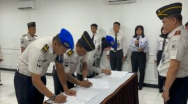 Petugas Lapas Brebes menandatangani ikrar deklarasi zero handphone, pungutan liar, dan narkoba (halinar) di Aula Dr. Sahardjo Lapas Brebes, Selasa (21/4/2026). Foto: doc humas