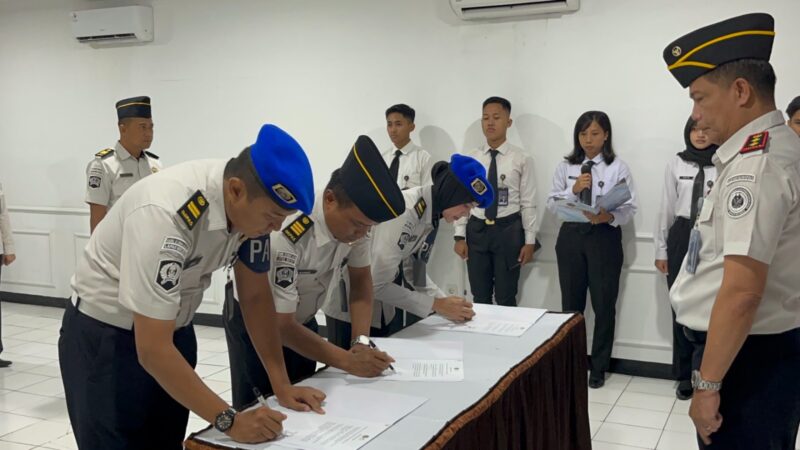 Petugas Lapas Brebes menandatangani ikrar deklarasi zero handphone, pungutan liar, dan narkoba (halinar) di Aula Dr. Sahardjo Lapas Brebes, Selasa (21/4/2026). Foto: doc humas