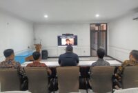 Warga binaan Lapas Brebes mengikuti ibadah Jumat Agung secara daring dengan khidmat di Aula Sahardjo. Foto: ist