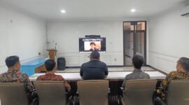 Warga binaan Lapas Brebes mengikuti ibadah Jumat Agung secara daring dengan khidmat di Aula Sahardjo. Foto: ist