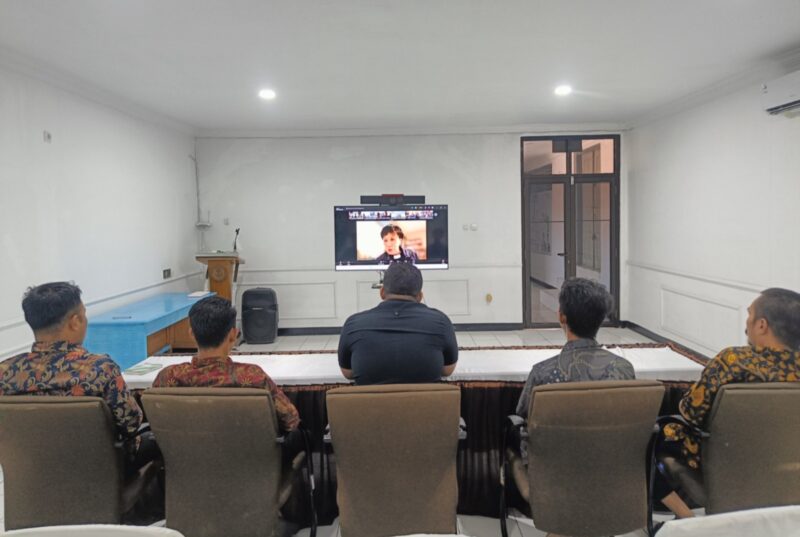 Warga binaan Lapas Brebes mengikuti ibadah Jumat Agung secara daring dengan khidmat di Aula Sahardjo. Foto: ist
