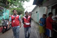 Perluas akses digital, teknisi Internet Rakyat pasang layanan internet cepat di wilayah Kabupaten Brebes. Foto: kiriman warga