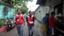 Perluas akses digital, teknisi Internet Rakyat pasang layanan internet cepat di wilayah Kabupaten Brebes. Foto: kiriman warga