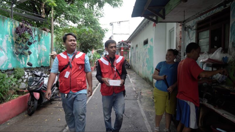 Perluas akses digital, teknisi Internet Rakyat pasang layanan internet cepat di wilayah Kabupaten Brebes. Foto: kiriman warga