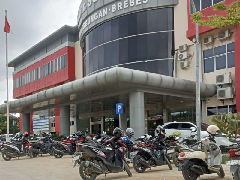 Suasana area parkir RSUD Ir Soekarno Ketanggungan Brebes. Foto: Lensabumi.com