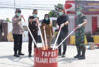 Kejari Brebes bersama Bupati dan forkompimda membakar barang bukti hasil perkara tindak pidana umum, Selasa (31/3). Fot: ist