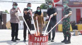 Kejari Brebes bersama Bupati dan forkompimda membakar barang bukti hasil perkara tindak pidana umum, Selasa (31/3). Fot: ist