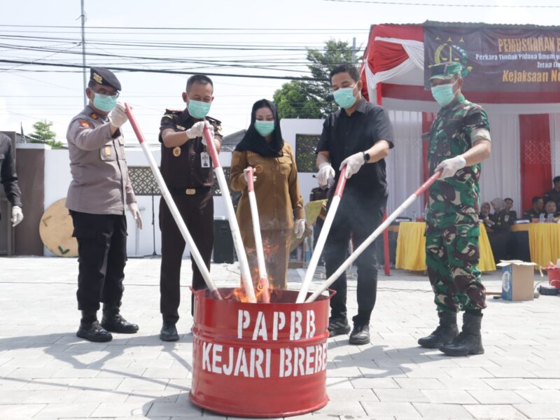 Kejari Brebes bersama Bupati dan forkompimda membakar barang bukti hasil perkara tindak pidana umum, Selasa (31/3). Fot: ist