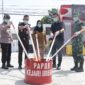 Kejari Brebes bersama Bupati dan forkompimda membakar barang bukti hasil perkara tindak pidana umum, Selasa (31/3). Fot: ist