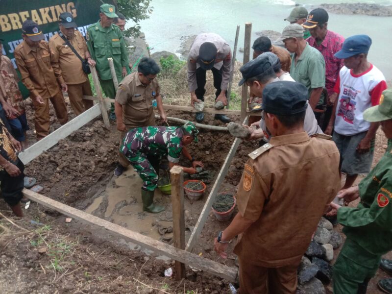 Peletakan batu pertama pembangunan jembatan garuda pada Selasa (31/3). Foto:ist