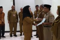 Penyerahan Surat Keputusan (SK) pensiun dilakukan secara simbolis oleh Bupati Brebes Hj Paramitha Widya Kusuma SE MM kepada pegawai purna tugas. Foto: ist