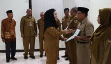 Penyerahan Surat Keputusan (SK) pensiun dilakukan secara simbolis oleh Bupati Brebes Hj Paramitha Widya Kusuma SE MM kepada pegawai purna tugas. Foto: ist