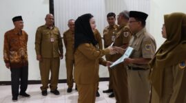 Penyerahan Surat Keputusan (SK) pensiun dilakukan secara simbolis oleh Bupati Brebes Hj Paramitha Widya Kusuma SE MM kepada pegawai purna tugas. Foto: ist