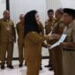 Penyerahan Surat Keputusan (SK) pensiun dilakukan secara simbolis oleh Bupati Brebes Hj Paramitha Widya Kusuma SE MM kepada pegawai purna tugas. Foto: ist