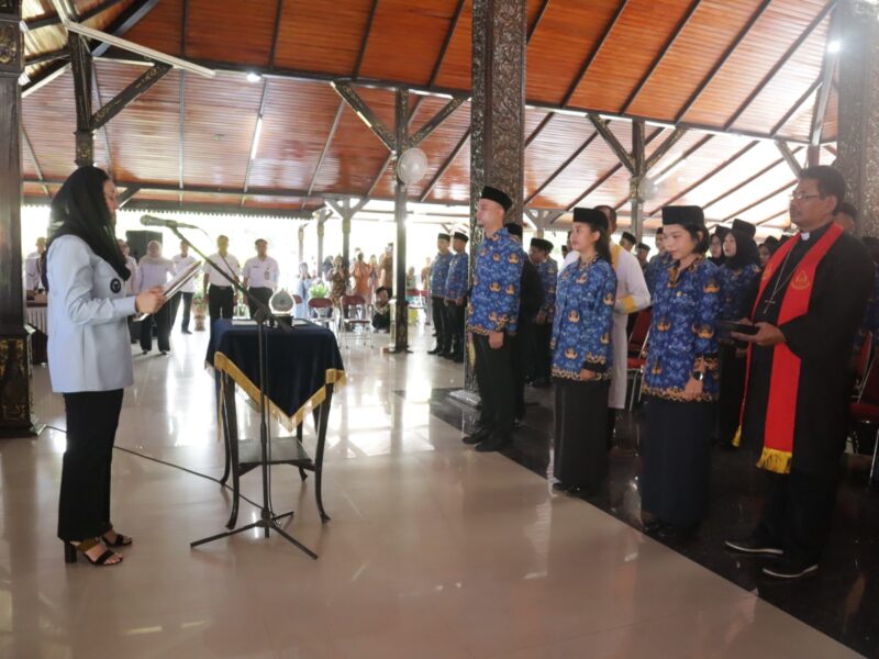 Bupati Brebes Hj Paramitha Widya Kusuma SE MM melantik 156 Aparatur Sipil Negara (ASN). Foto: ist