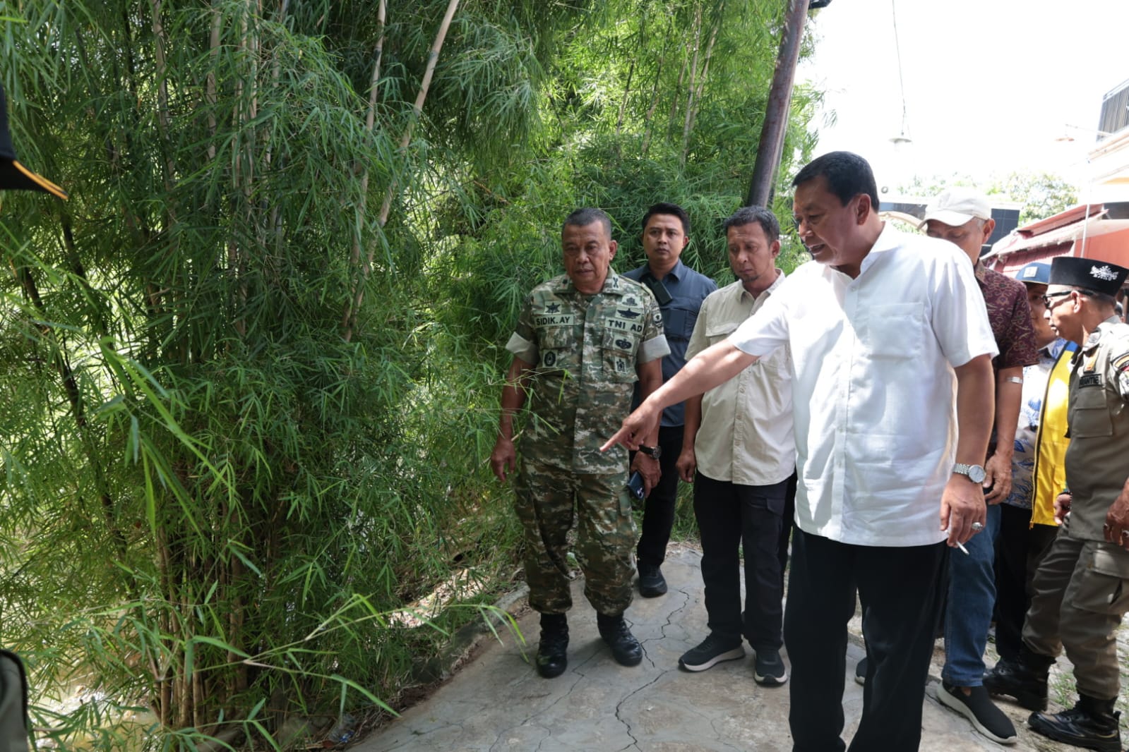 Bupati Tangerang Moch Maesyal Rasyid Bersama Kadis Bina marga