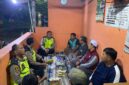 Anggota Satbinmas Polres Brebes gelar edukasi Satkamling dengan warga. Foto: ist