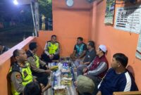 Anggota Satbinmas Polres Brebes gelar edukasi Satkamling dengan warga. Foto: ist