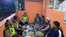 Anggota Satbinmas Polres Brebes gelar edukasi Satkamling dengan warga. Foto: ist