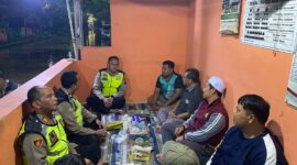 Anggota Satbinmas Polres Brebes gelar edukasi Satkamling dengan warga. Foto: ist