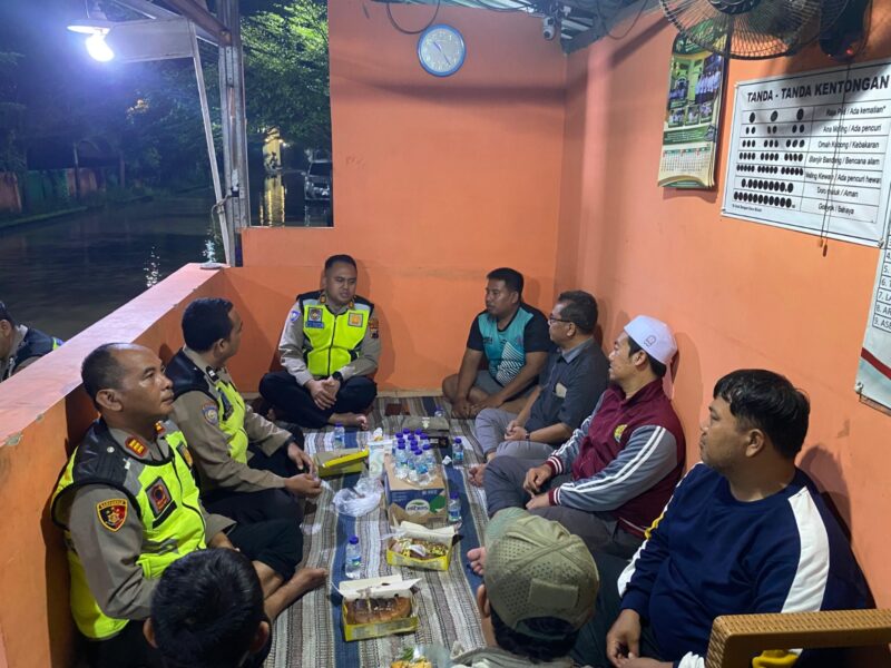 Anggota Satbinmas Polres Brebes gelar edukasi Satkamling dengan warga. Foto: ist