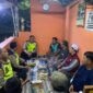 Anggota Satbinmas Polres Brebes gelar edukasi Satkamling dengan warga. Foto: ist