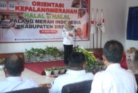 Inneke sampaikan sambutan Bupati Paramitha pada acara halal bihalal PMI Brebes, Rabu (15/4). Foto: ist