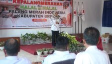 Inneke sampaikan sambutan Bupati Paramitha pada acara halal bihalal PMI Brebes, Rabu (15/4). Foto: ist