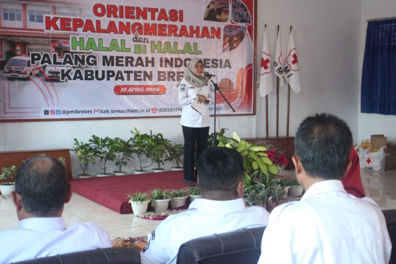 Inneke sampaikan sambutan Bupati Paramitha pada acara halal bihalal PMI Brebes, Rabu (15/4). Foto: ist