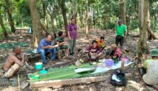 Momen kebersamaan makan bersama antara TNI dan Warga saat istirahat pekerjaan pembangunan jembatan gantung garuda. Foto: dok Pendim 