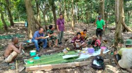 Momen kebersamaan makan bersama antara TNI dan Warga saat istirahat pekerjaan pembangunan jembatan gantung garuda. Foto: dok Pendim 