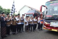 Bupati Paramitha Widya Kusuma melepas calon jemaah haji brebes. Foto: doc humas