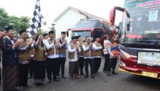 Bupati Paramitha Widya Kusuma melepas calon jemaah haji brebes. Foto: doc humas