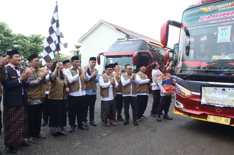 Bupati Paramitha Widya Kusuma melepas calon jemaah haji brebes. Foto: doc humas